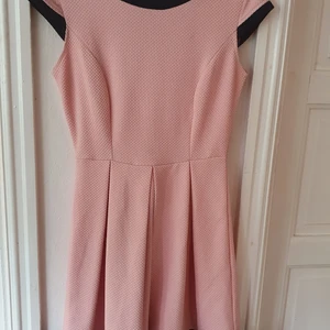 Rosa klänning med svarta detaljer - Rosa jättegullig klänning med lite mönster (se sista bilden) och svarta detaljer ⭐ Vet inte storlek, men sitter bra på mig som har S-M, dock aningen tight ⭐ Endast använd ett fåtal gånger. Kontakta vid frågor/intresse 💜 frakt inräknad