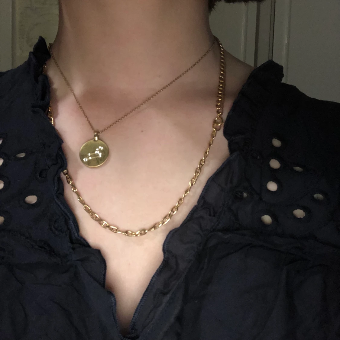 Svart blus med sött broderi - 90