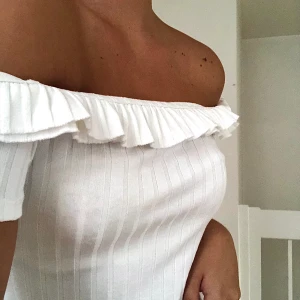 Vit blus - Vis blus från zara, aldrig använd och finns ej i sortimentet längre!🤍