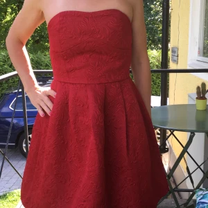 Festklänning - Vacker knälång festklänning som aldrig har använts. Transparanta axelband medföljer. Storlek xs. Nypris: 799. Finns i Sköndal, Stockholm. Köparen står för ev frakt. 