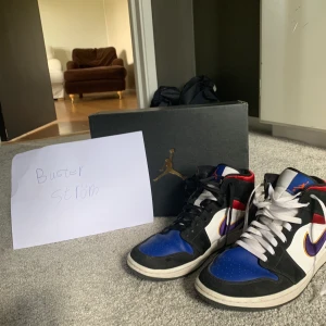 Jordan 1 Mid ”Rivals” - Cond 7/10 (lite creasing och de som syns på bilden, även smutsigt snöre på ena skon). Följer med box med extra laces. 