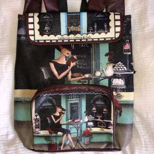 💋RYGGSÄCK💋 - Ryggsäck med coolt mönster. Bandens längd går att justera. Från Verde. Finns flera fack! Den är ca 37 cm hög. Köparen står för frakten💋