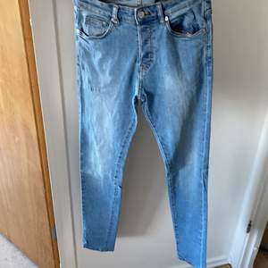 Blå, skinny jeans i bra skick! Använd fåtal gånger och är fina. Köparen står för frakt (kan även mötas upp)