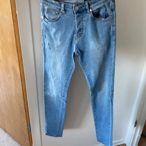 Jeans - Blå, skinny jeans i bra skick! Använd fåtal gånger och är fina. Köparen står för frakt (kan även mötas upp)