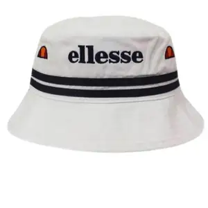 En vit fiskehatt med två blåa streck runt med märket ellesse. Lite använd förra sommaren                                         BUDA:))