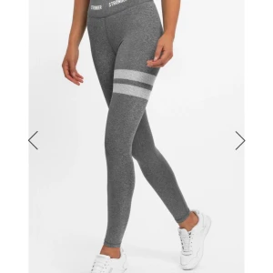 Buddha stronger tights i st xs  - Ett par jätte fina träningsbyxor i bra skick ifrån stronger i st xs bara använda 1 gång. Ser exakt ut som när dom kom köpte dom för 699kr och säljer dom för 300kr +frakt 