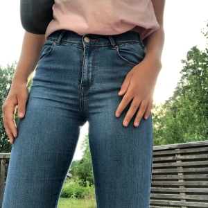 Jeans bootcut - Marinblåa, sköna, bootcut jeans. Använda Max 10ggr, o i super bra skick. Köparen står för frakt💙💙💙Stolek: 34/36.    Märke: DRDENIM