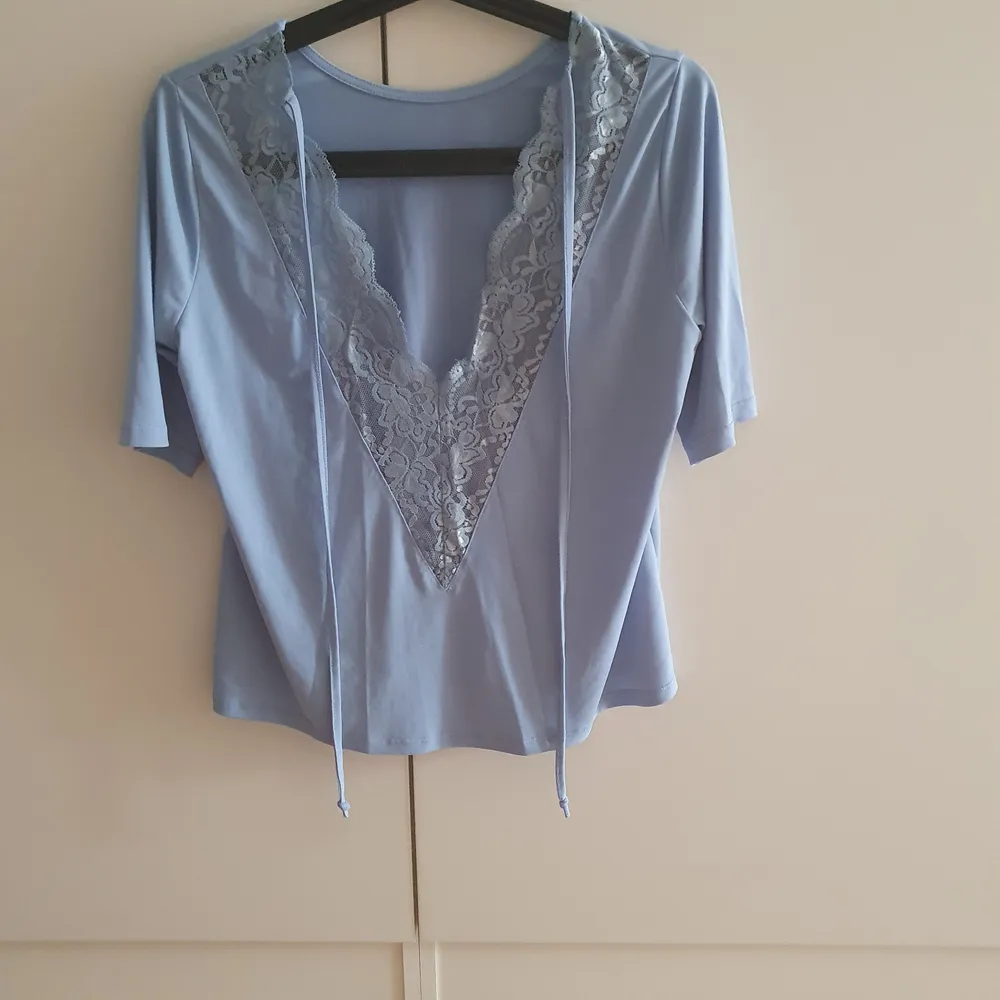 Blue top with laced open back size small, from ginatricot. Toppar.