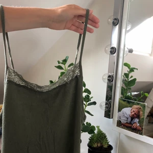 Grönt spetslinne - Superfint grönt spetslinne från BikBok i storlek S. Köparen står för frakt som är 22kr