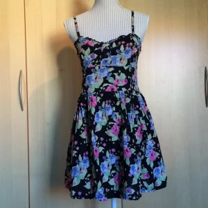  - Blommig klänning från H&M.
