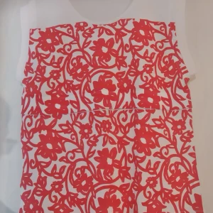 Stella McCartney x Adidas  - Snygg och helt ny topp från Stella McCartney x Adidas Strl 36 (passar 38 också)  Nypris ca 1200 kr. 100% Bomull  Säljs 280 kr Frakt tillkommer(frimärken) Avhämtning i Södertälje centrum eller Fredhäll /Kungsholmen.