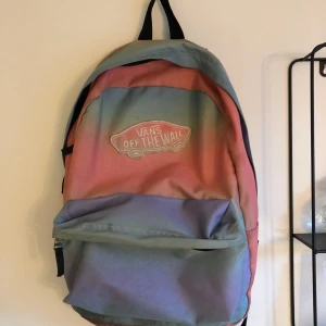  - Vans väska med många olika färger. Jag tvättar väskan innan den ska skickas så den kommer inte vara så smutsig som på bilden! Frakt 75kr💫