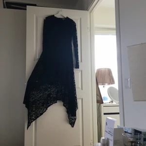  - Svart spetsklänning från H&M. Inköpt i Los Angeles. OANVÄND. Nypris $50 Kan mötas upp alternativt frakta/samfrakta. Köparen står för frakt. 