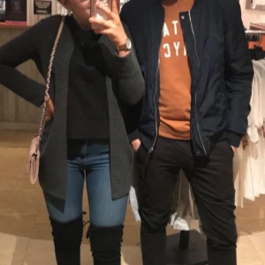  - Grå, lång, kappa 