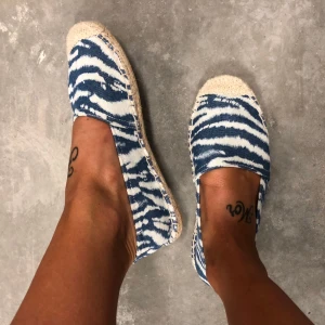  - Espandilles i blått djurmönster. Helt nya