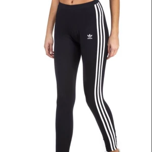  - Ett par vanliga tights från adidas, äkta. Använda ett par gånger men säljes då de inte sitter bra på mig (bild 1&2 inte mina bilder) originalpris ca 350. (Storlek S men skulle även passa en M)