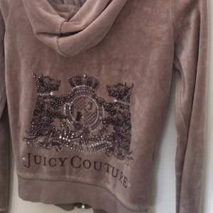 Jättefin juicy couture kofta, säljer pga för liten! Nypris 1 500kr men saknar en ”diamant  ( se sista bild ) därav priset! Skriv för bättre bilder!