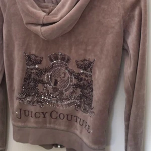  - Jättefin juicy couture kofta, säljer pga för liten! Nypris 1 500kr men saknar en ”diamant  ( se sista bild ) därav priset! Skriv för bättre bilder!