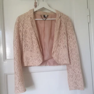  - Kavaj i ljusrosa spets🌸