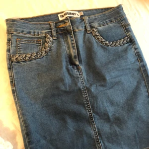  - Jeanskjol, knappt använd. Säljer den pga för stor för mig. Lite längre varianten. 