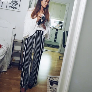  - Snygg blus från BeBe. Köpt på Plick för 250kr och originalpriset var 700kr. Säljes pga att den ej används och den är alldeles för snygg för att hänga i garderoben! Tyget känns lyxigt och är av bra material. Hör av er för mer frågor✨