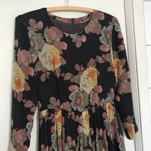  - Klänning med markerad midja