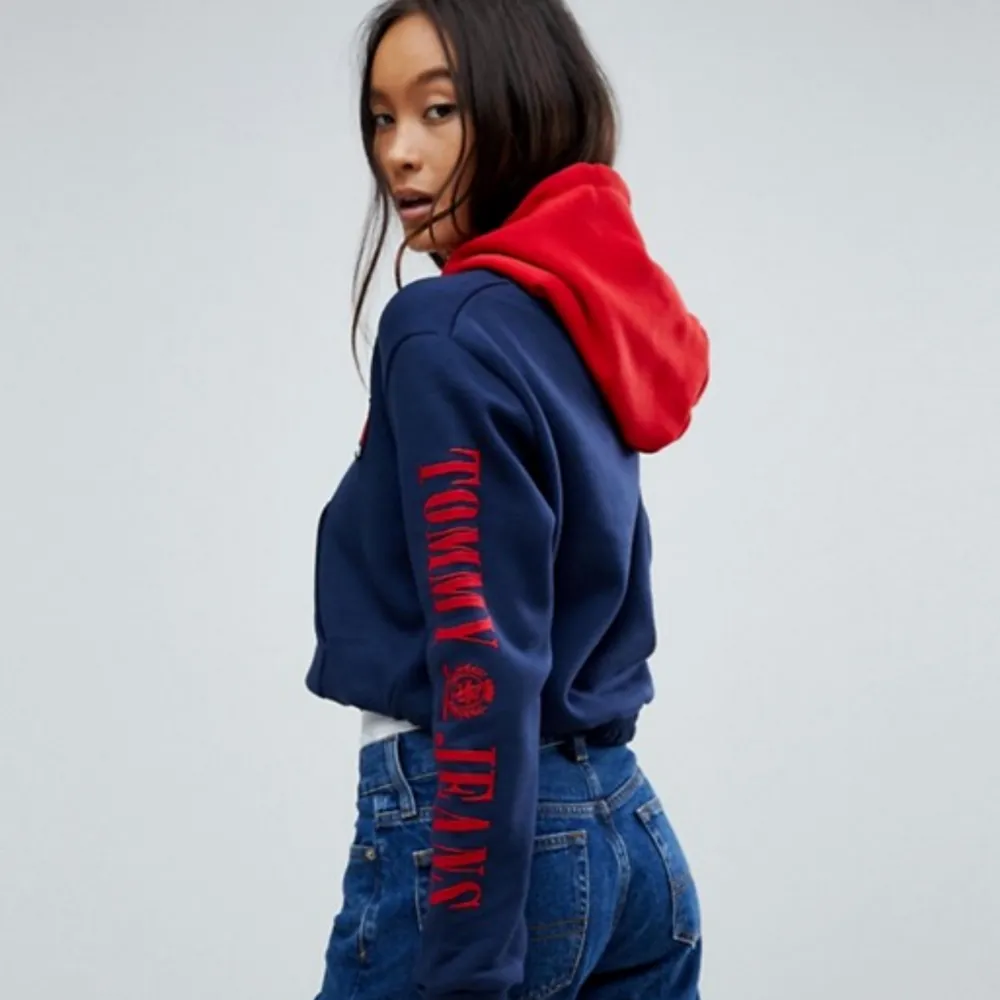 Tommy jeans huvtröja i storlek Xs. Frakt tillkommer med 54 kr. Finns kvar om den inte är markerad som såld! . Hoodies.