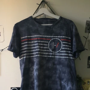  - OFFICIAL merch från Twenty One Pilots. Originalpriset var 300 kr och köptes från deras officiella hemsida. Passar till alla. Säljs pga är i desperat behov av pengar då jag inte lyckats få något sommarjobb + min emofas är över och behövde rensa garderoben.