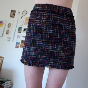  - Supersöt kjol i rutigt färgglatt mönster i tjockt matetial, diskret dragkedja baktill och fickor utan funktion framtill, aldrig använd pga för liten storlek men är en normal 34