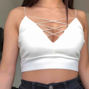  - Jättefin crop top från nelly.com som aldrig har används.