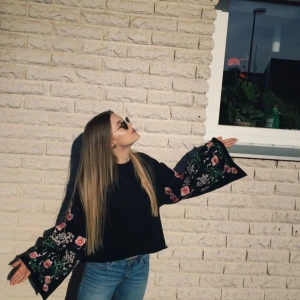  - En förtjusande, blommig, tjocktröja till sommarens kvälls event. Sparsamt använd och super mysig. Köparen står för frakt :) 