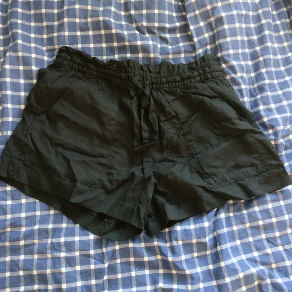 Helt nya shorts från H&M, köpta under förra året men endast använd 3 gånger! Kan självklart skicka. . Shorts.