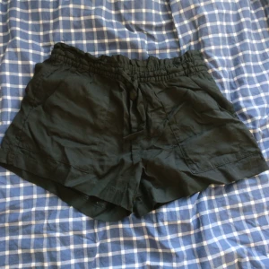 - Helt nya shorts från H&M, köpta under förra året men endast använd 3 gånger! Kan självklart skicka. 