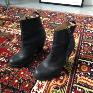  - In very good condition. Comes with original box. EU size 36. Shipments acceptable. Payment with swish acceptable.