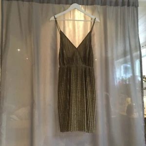  - Glittrig klänning 