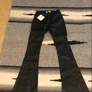  - ”Skinn”byxor från DRY LAKE. Oanvända med prislapp kvar. SUPERsnygga men var gränsfall till för små för mig. Stl 34!