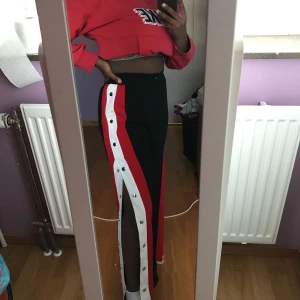  - Säljer ett par knappbyxor/popper-pants ifrån FashionNova. Kan mötas upp i malmö & lund annars frakt 49;-