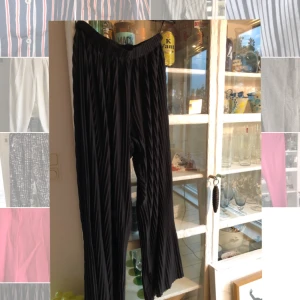  - Vida byxor från Monki, passar en medium med.långa. Fraktar mot kostnad, har katt.