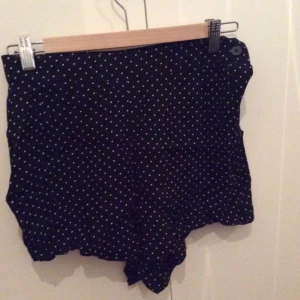 - Prickiga högmidjade shorts från Monki. Använda 1 gång.  Hämtas i Hägerstensåsen eller skickas med posten mot fraktkostnad.  