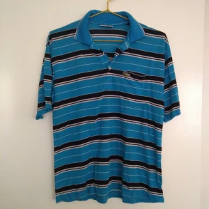  - Sval pikétröja från Lacoste i en härlig klarblå nyans. Storlek M i herrmodell. Gratis frakt!