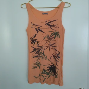  - Linne i varm orange med tryck på framsidan, köpt på Carlings. Gratis frakt!