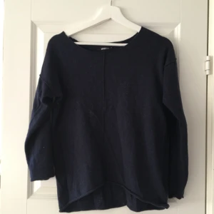  - Mörkblå tröja från gina tricot