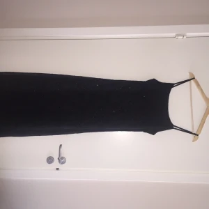  - Klänning köpt i Dubai. Svart med glittriga detaljer