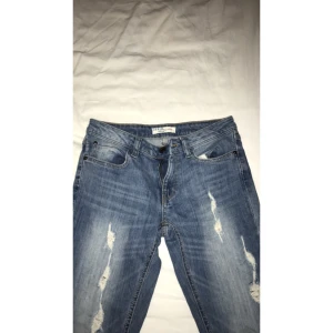  - Snygga jeans, står ingen storlek men skulle säga 36.