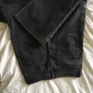  - Utsvängda Weekday-jeans - ”femme base black”. De är i en inte särskilt sliten, mörkgrå tvätt. Sitter antagligen bäst på en 38 men går också bra för mig som har 36. Otroligt sköna, till och med att cykla i och så! 🚲