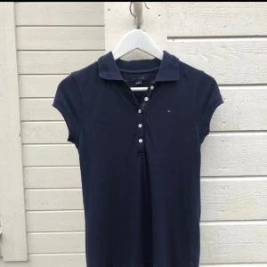  - Favvo Marinblå junior klänning med polokrage från Tommy Hilfiger i super bra skick! Storlek: S (12-14 US size) storlek för barn. Frakt: betalas själv om ingen annan överenskommelse eller plan för mötesplats.