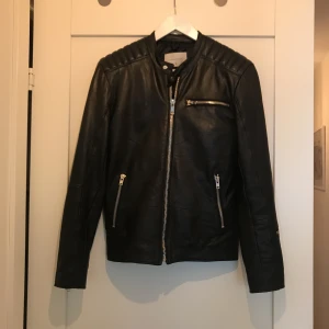  - Jag säljer en oanvänd skinnjacka från Deadwood. Storlek 40, unisex. Passar mig som är 173 cm med 90 i bröstmått. 