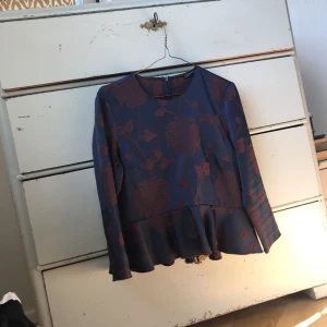  - Mönstrad topp i blå och vinröd 💃🏼 använd fåtal gånger, felfri! 