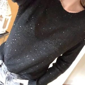  - Svart glittrig tröja (syns inte så tydligt på bilden)🌷 perfekt när man inte vet vad man ska ha på sig. Fint skick! Frakt; 30kr. Betalning via swish