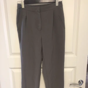  - Kakigröna chinos från vero Moda. Stl S.  Använda ett fåtal ggr, i bra skick dock har knappen lossnat (se bild).   Garderobsrensning, se mina övriga annonser. Möjlighet till samfrakt.   Köparen står för frakt. Ansvarar ej för postens ev slarv.